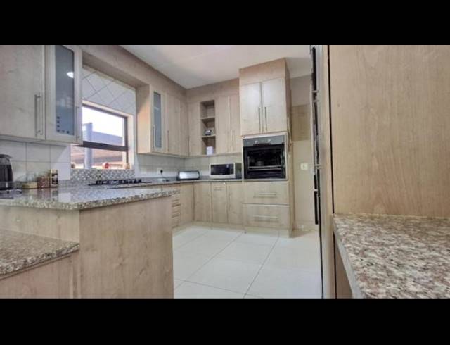 3 BEDROOM HOUSE FOR SALE IN SYMHURST